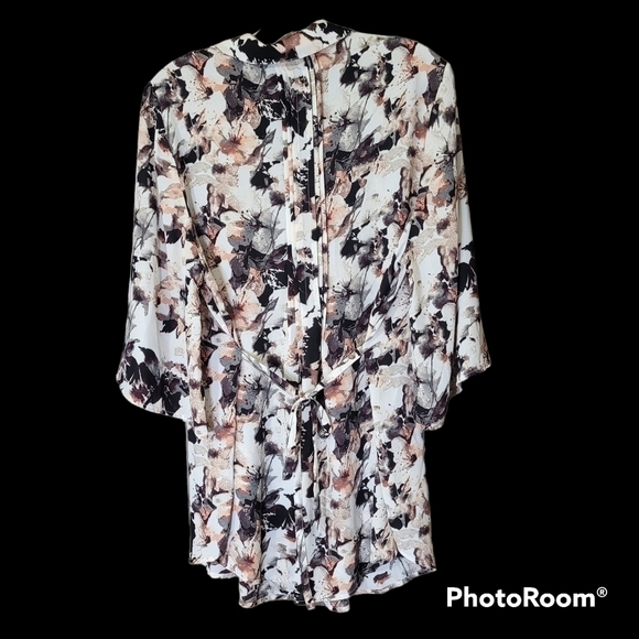 + IN Every Story Floral 3/4 button bell sleeve tunic length tie back top - Picture 4 of 11